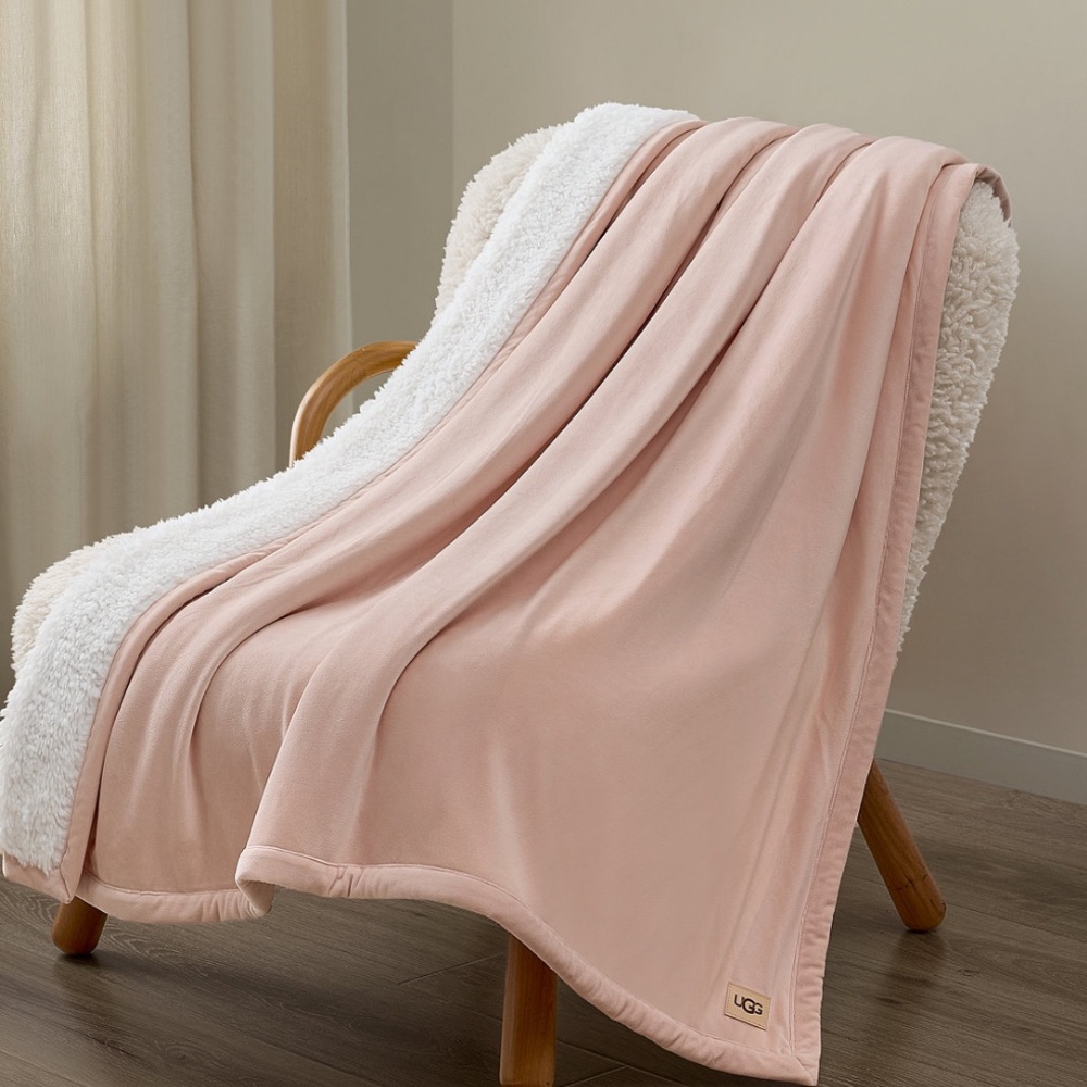 UGG‎ Bliss Faux Fur Blush Pink and Cream Sherpa Throw Blanket